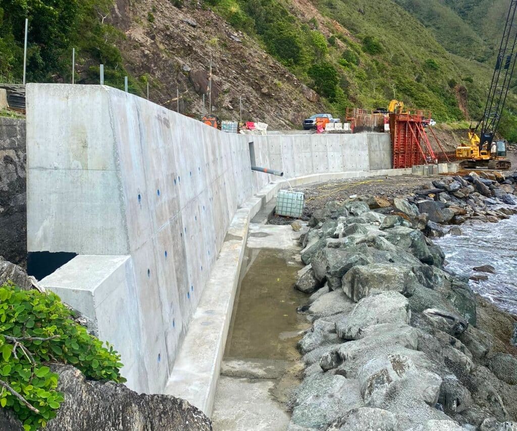 mur de soutènement béton Hienghene Mur en béton corniche de la Ouaième